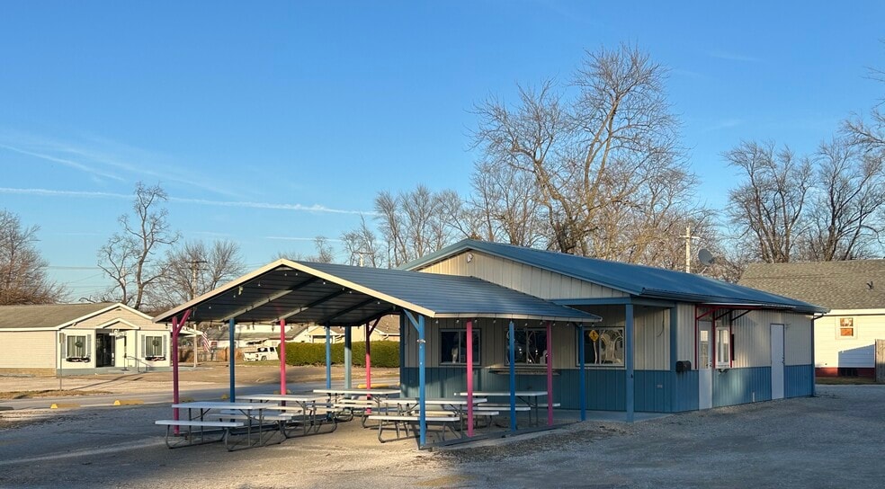 Primary Photo Of 1002 Cross st, Robinson Restaurant For Sale