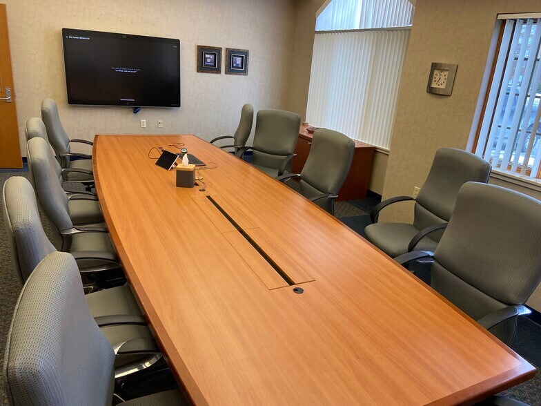 More Photos Of 711 Eisenhower Dr, Kimberly Office For Lease