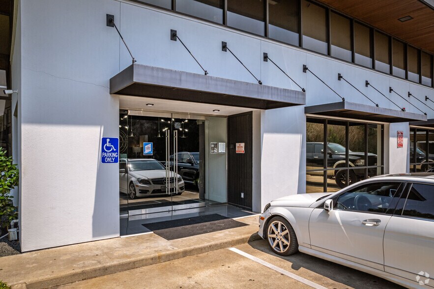 More Photos Of 6343 Skyline Dr, Houston Office For Lease