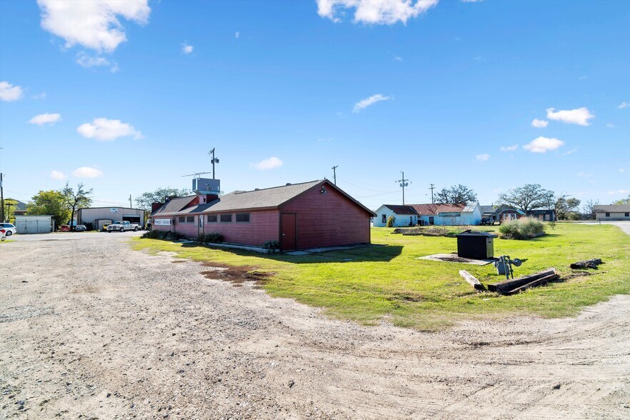 More Photos Of 110 W Bailey St, Ponder Restaurant For Sale