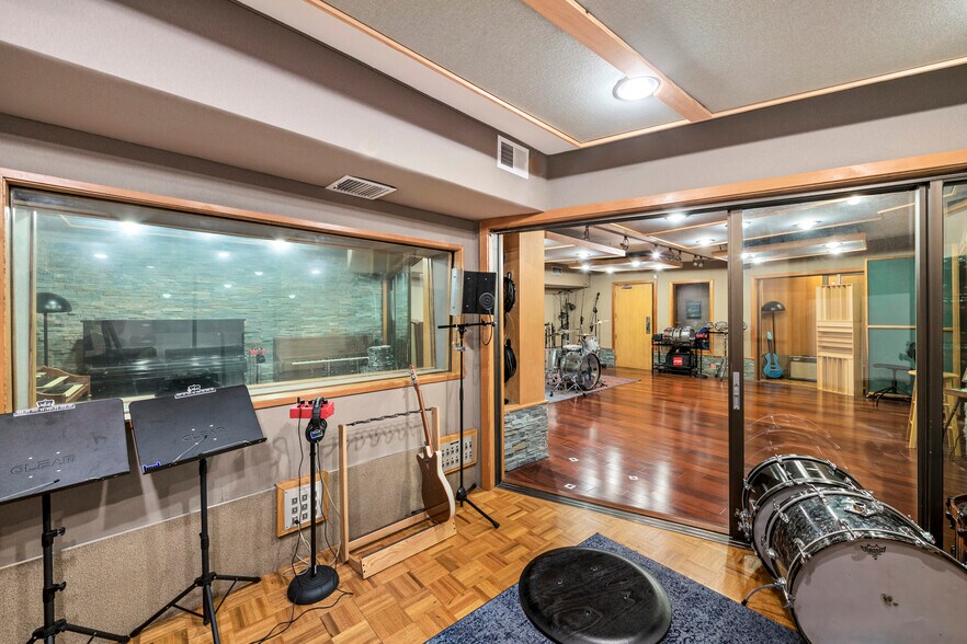 More Photos Of 2108-2116 Pico Blvd, Santa Monica Loft Creative Space For Sale