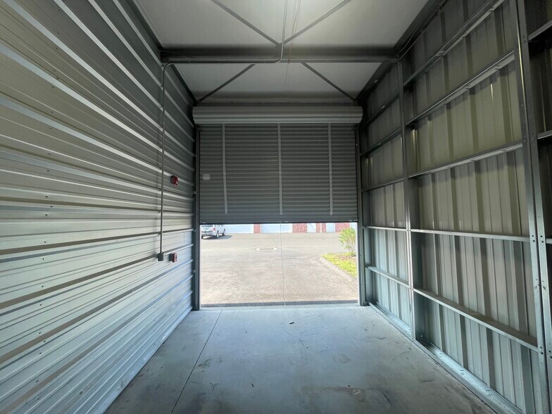 More Photos Of 200 Old County Cir, Windsor Locks Warehouse For Lease