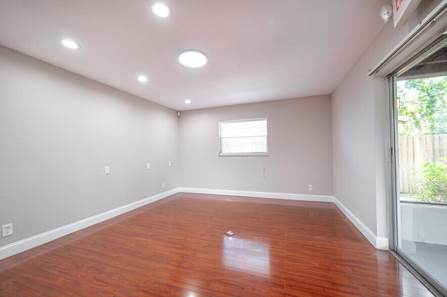 More Photos Of 5105 Memorial Hwy, Tampa Office Residential For Lease