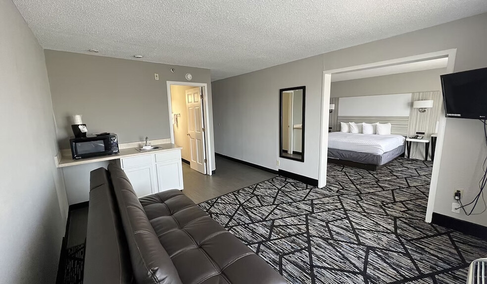 More Photos Of 2002 W War Memorial Dr, Peoria Hotel For Sale