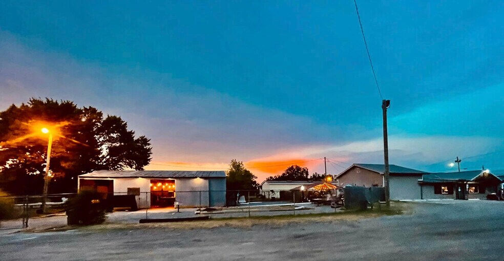 More Photos Of 711 N Steele Ave, Cushing Restaurant For Sale