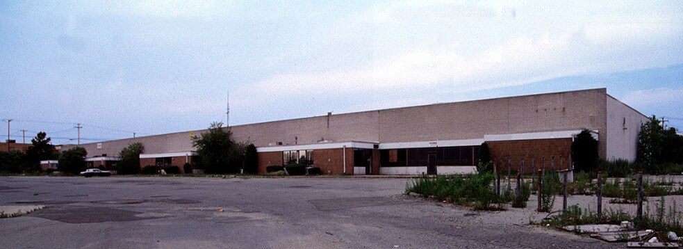 More Photos Of 1660 Old Country Rd, Plainview Warehouse For Lease