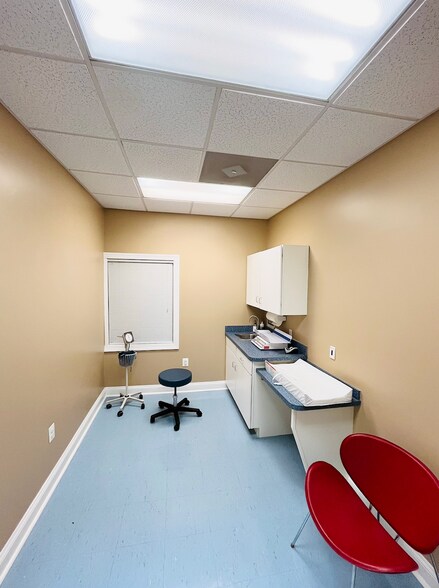 More Photos Of 172 Linden Dr, Winchester Office For Sale