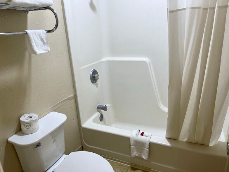 More Photos Of 1103 E B St, McCook Hotel For Sale