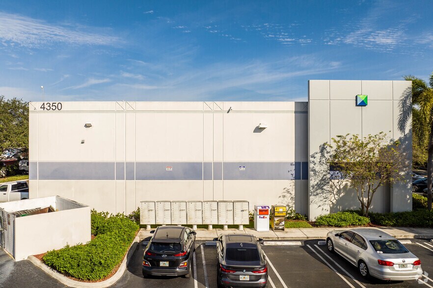 More Photos Of 4350 Oakes Rd, Davie Flex For Lease