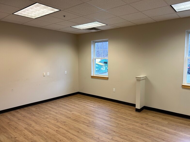 More Photos Of 45 Forest Falls Dr, Yarmouth Medical For Sale