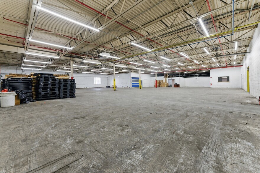 More Photos Of 755 New Ludlow Rd, South Hadley Warehouse For Lease