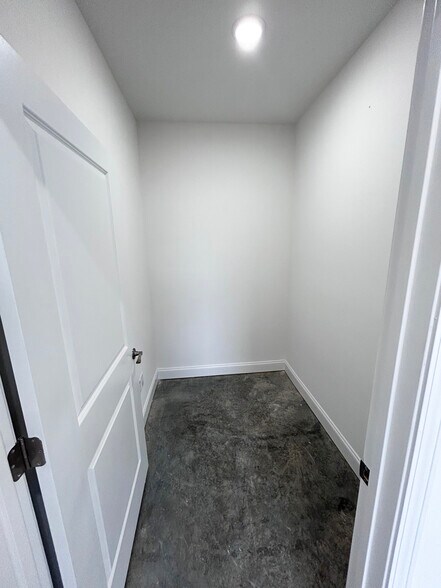 More Photos Of 405 Red Squirrel St, Bowling Green Industrial For Sale