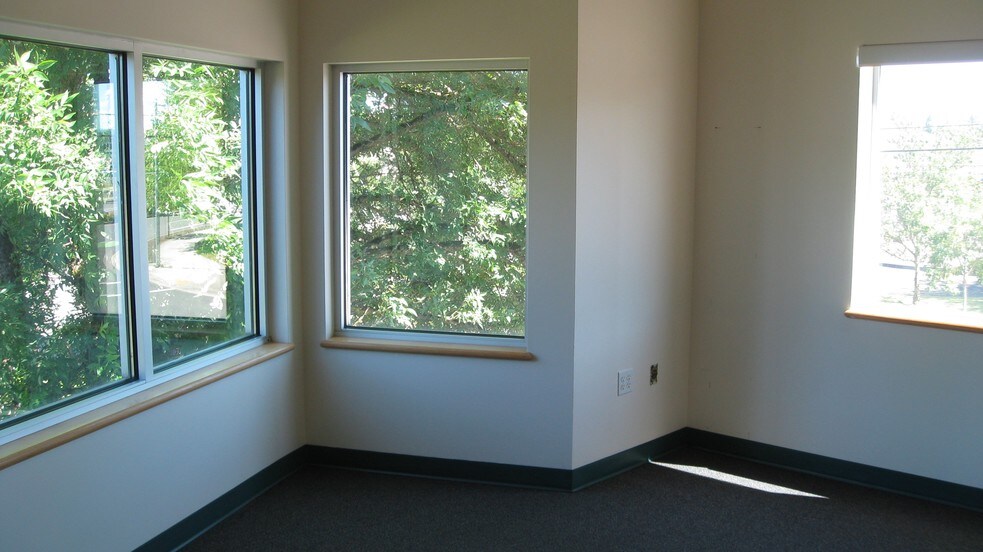 More Photos Of 3555 Gateway St, Springfield Office For Lease