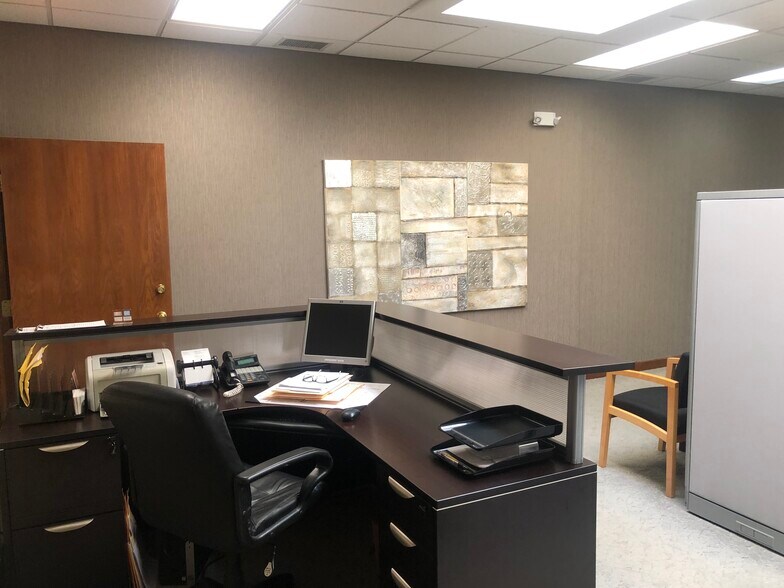 More Photos Of 14047 W Petronella Dr, Libertyville Office For Sale