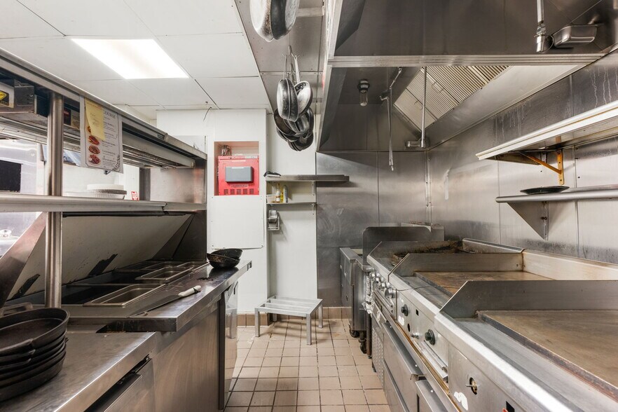 More Photos Of 24 Navy Pier Ct, Staten Island Restaurant For Lease