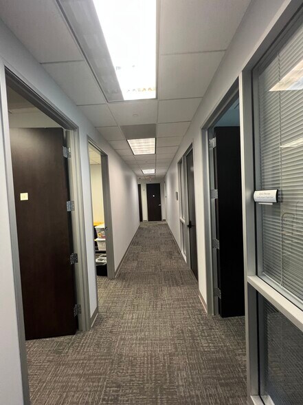 More Photos Of 5701 W Talavi Blvd, Glendale Office For Lease