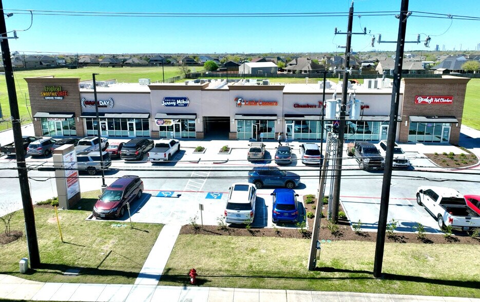 More Photos Of 9737 Eagle Dr, Mont Belvieu Storefront For Sale