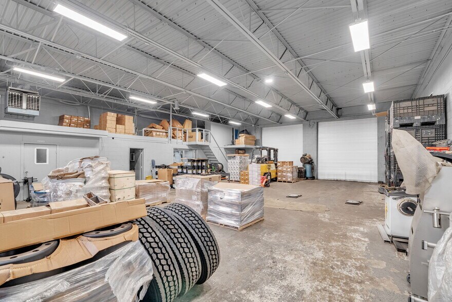 More Photos Of 1475 S Newburgh Rd, Westland Light Distribution For Sale