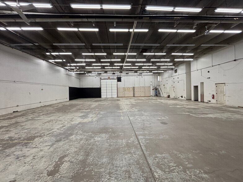 More Photos Of 3000-3066 S Platte River Dr, Englewood Warehouse For Lease