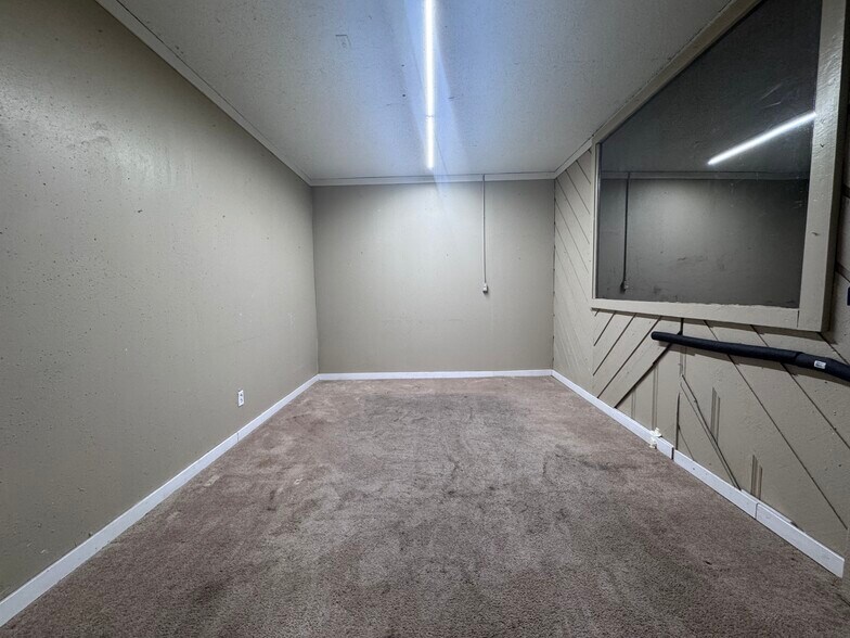 More Photos Of 4200 42nd St, Dickinson Freestanding For Sale