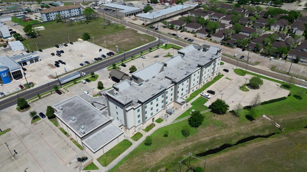 More Photos Of 123 Huvar St, Victoria Hotel For Sale