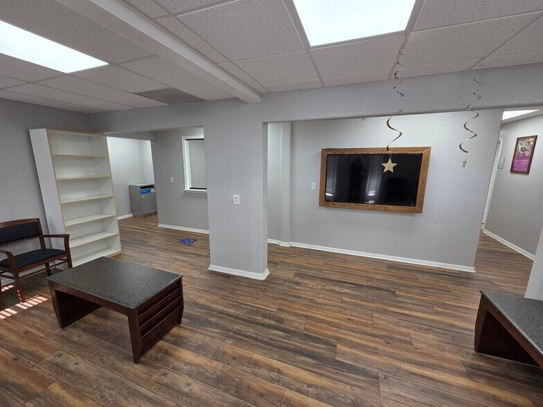 More Photos Of 143 N Oakwood Ave, Brandon Office For Lease