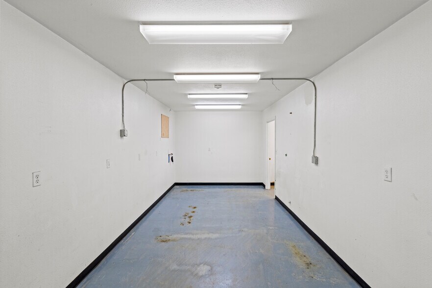 More Photos Of 1344 Brookside Blvd, Grants Pass Warehouse For Lease