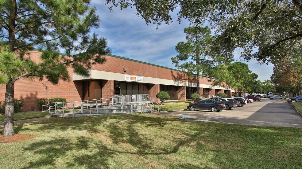 More Photos Of 202-230 W 38th St, Houston Unknown For Lease