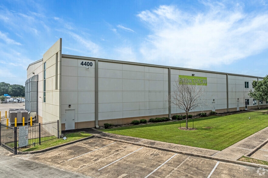 More Photos Of 4400 S Sam Houston Pky E, Houston Warehouse For Lease