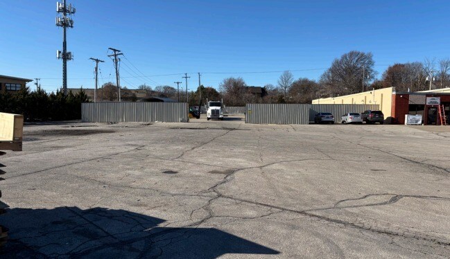 More Photos Of 7616-7618 Wedd St, Overland Park Warehouse For Lease