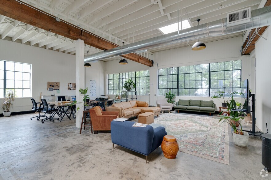 More Photos Of 1960 SE Hawthorne Blvd, Portland Apartments For Sale