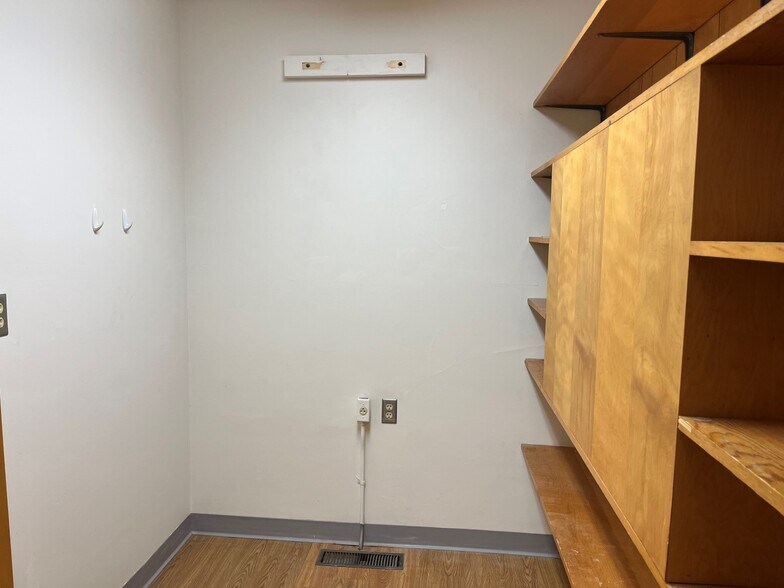 More Photos Of 411 W 5th St, McCook Office For Sale