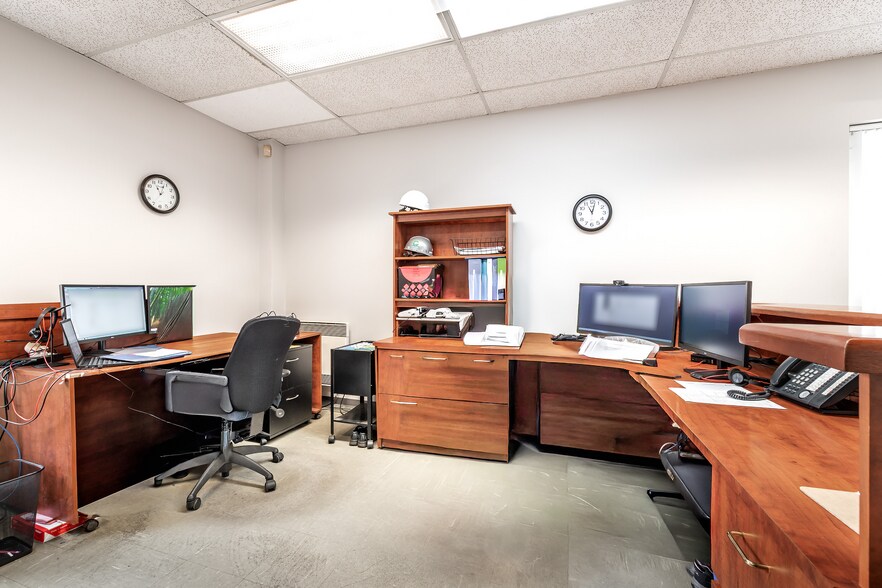 More Photos Of 2620 Rue Bernard-Pilon, St-Mathieu-de-Beloeil Manufacturing For Sale