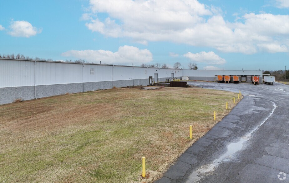 More Photos Of 647 Hargrave Rd, Lexington Warehouse For Lease