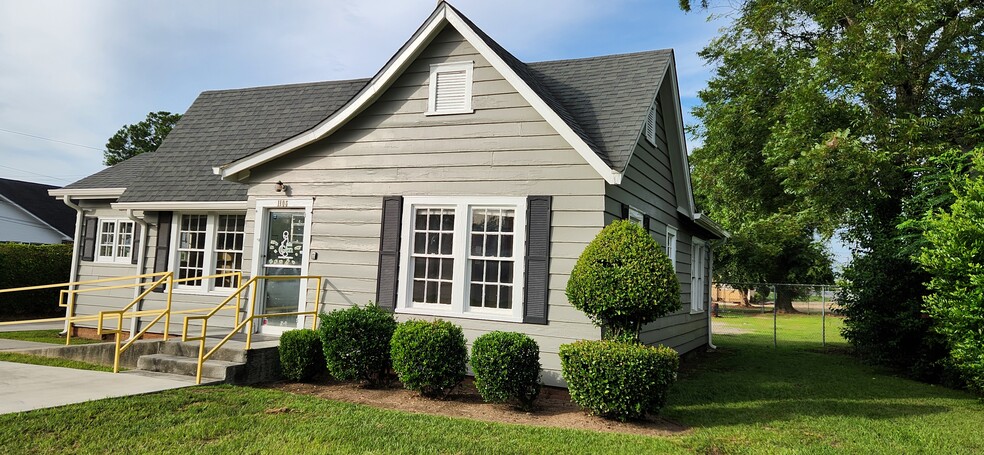 More Photos Of 1106 Eager Dr, Albany Office For Lease