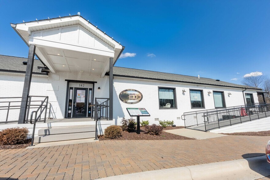 More Photos Of 142 8th Ave, Cramerton Restaurant For Sale