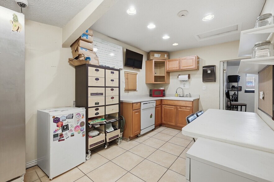 More Photos Of 2553 Sheridan Blvd, Edgewater Storefront Retail Office For Sale