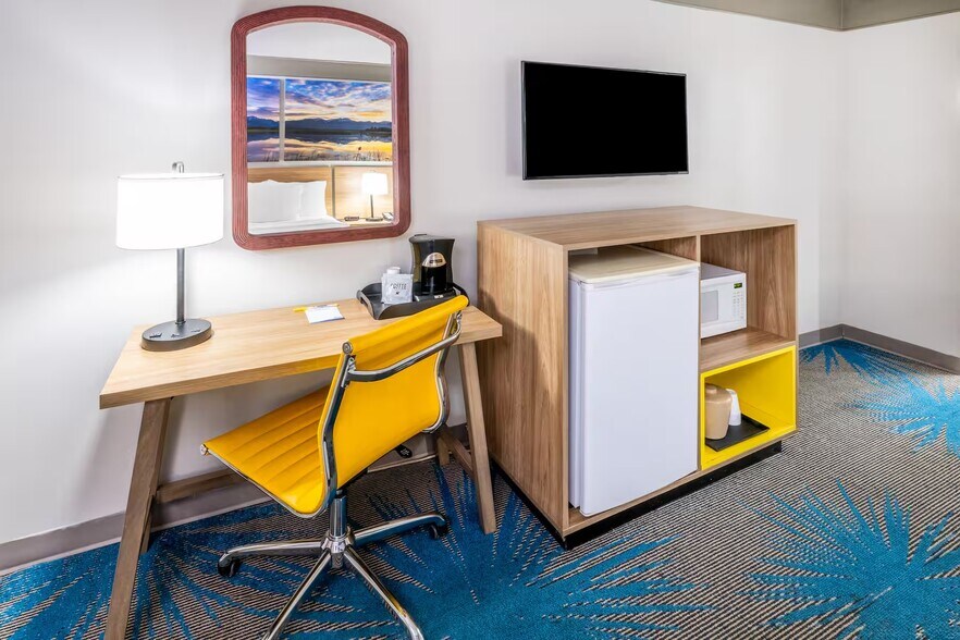 More Photos Of 903 Main St, Delta Hotel For Sale