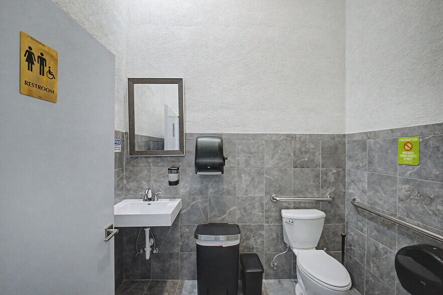 More Photos Of 212 N Lincoln Rd, Rockville General Retail For Sale