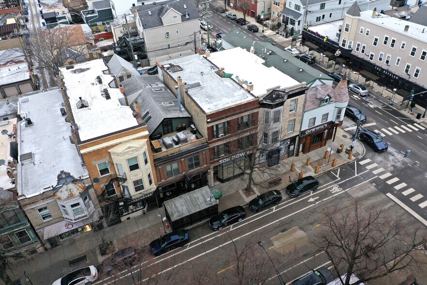 More Photos Of 2004 W Roscoe St, Chicago Apartments For Lease