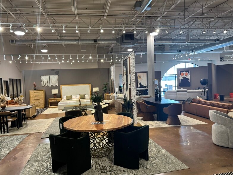 More Photos Of 7071 Southwest Fwy, Houston Showroom For Sale