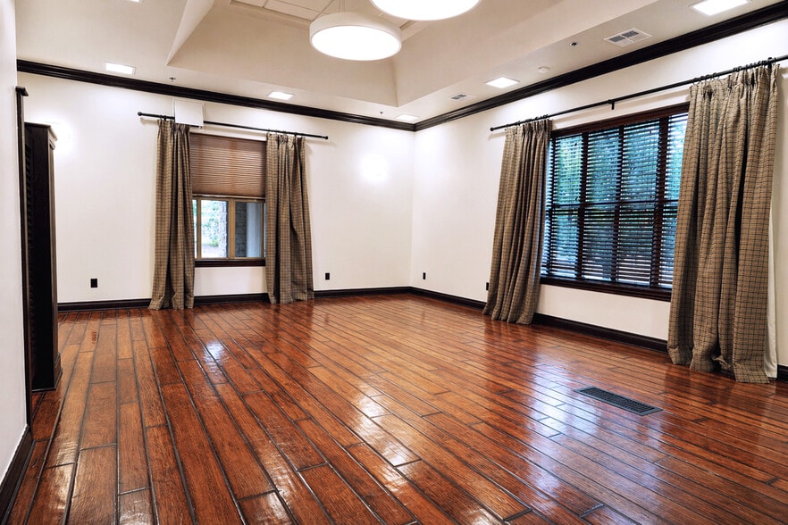 More Photos Of 5619 N Classen Blvd, Oklahoma City Office For Sale