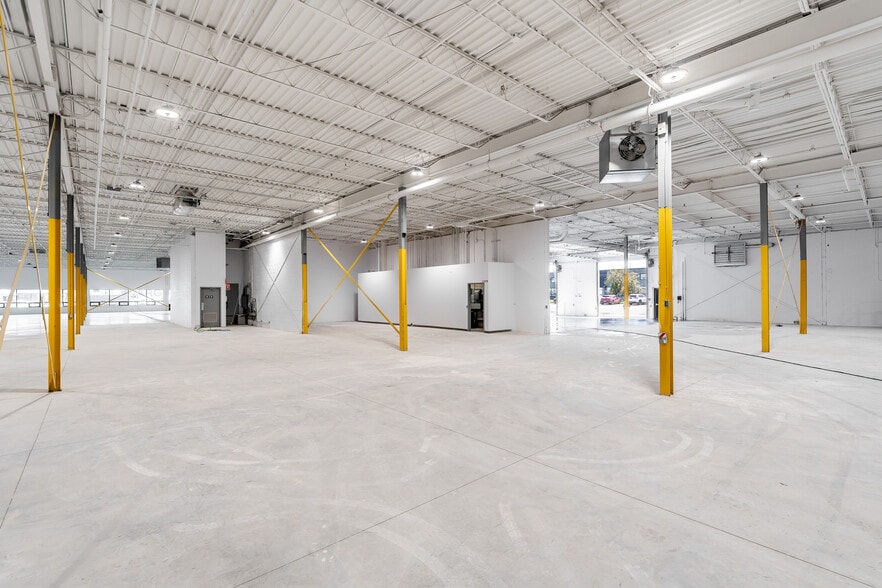 More Photos Of 605-607 Rue Deslauriers, Saint-Laurent Warehouse For Sale
