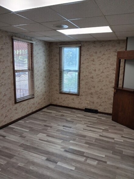 More Photos Of 442 N Lake St, Aurora Office For Sale