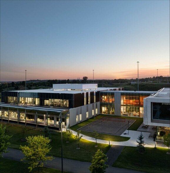 Primary Photo Of 3425 Rue Pierre-Ardouin, Québec Light Manufacturing For Sale