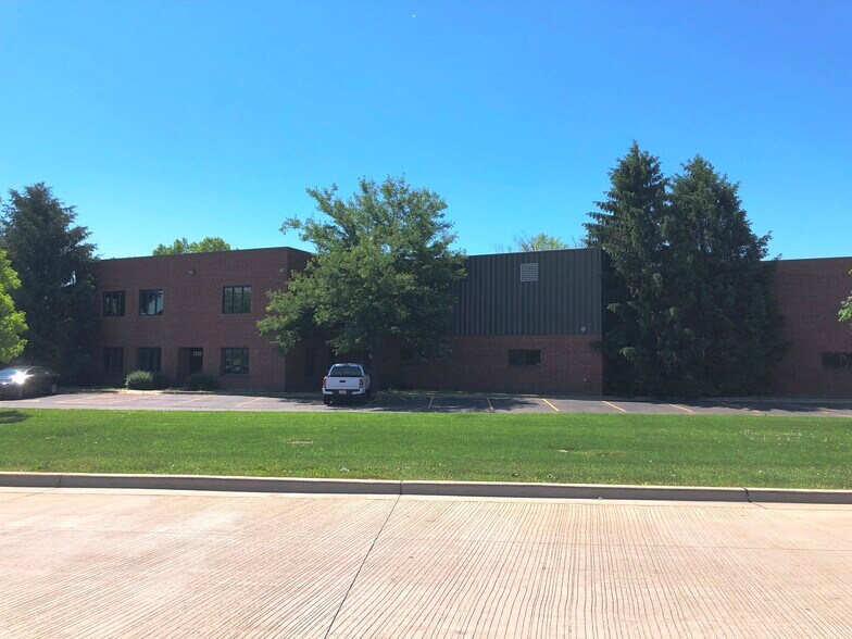 More Photos Of 1300 W Washington St, West Chicago Warehouse For Lease
