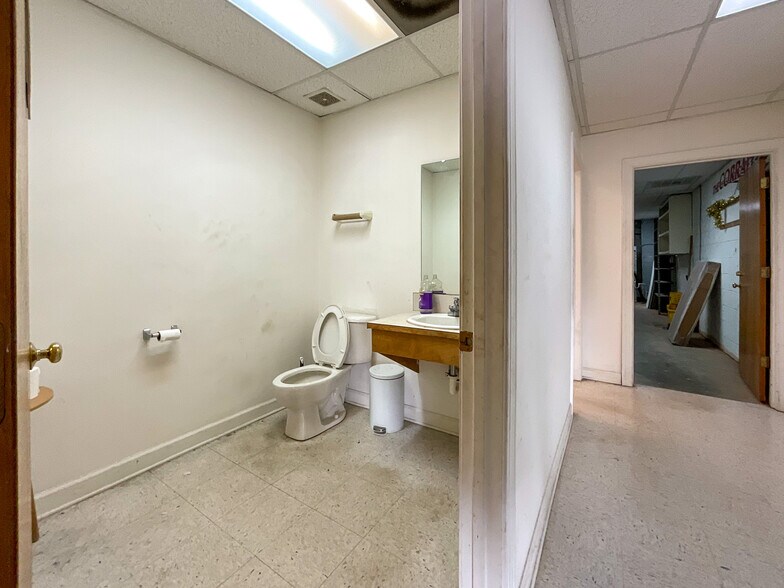 More Photos Of 3608 Roosevelt blvd, Monroe Storefront Retail Office For Lease