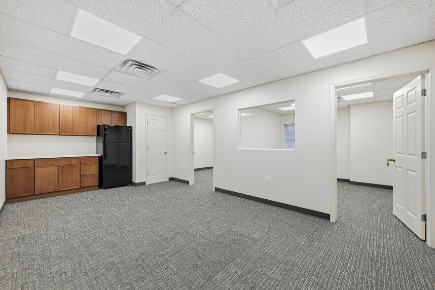 More Photos Of 6198 Butler Pike, Blue Bell Medical For Lease