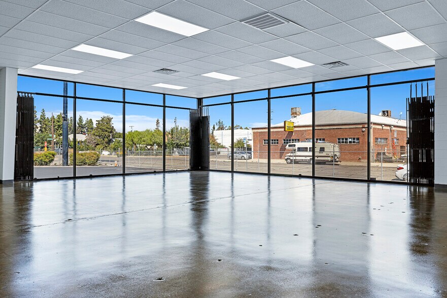 More Photos Of 245 M St, Fresno Warehouse For Lease