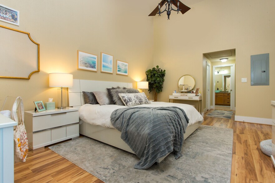More Photos Of 45 S 9th Ave, Pensacola Office Residential For Sale